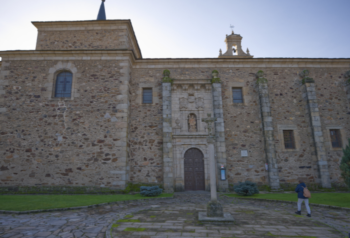 Portada de la iglesia de San Miguel de las Dueñas